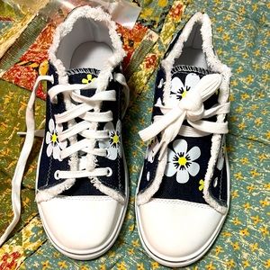 NEW Daisy navy sneakers 8